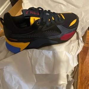 New never worn Puma sneakers Size 7